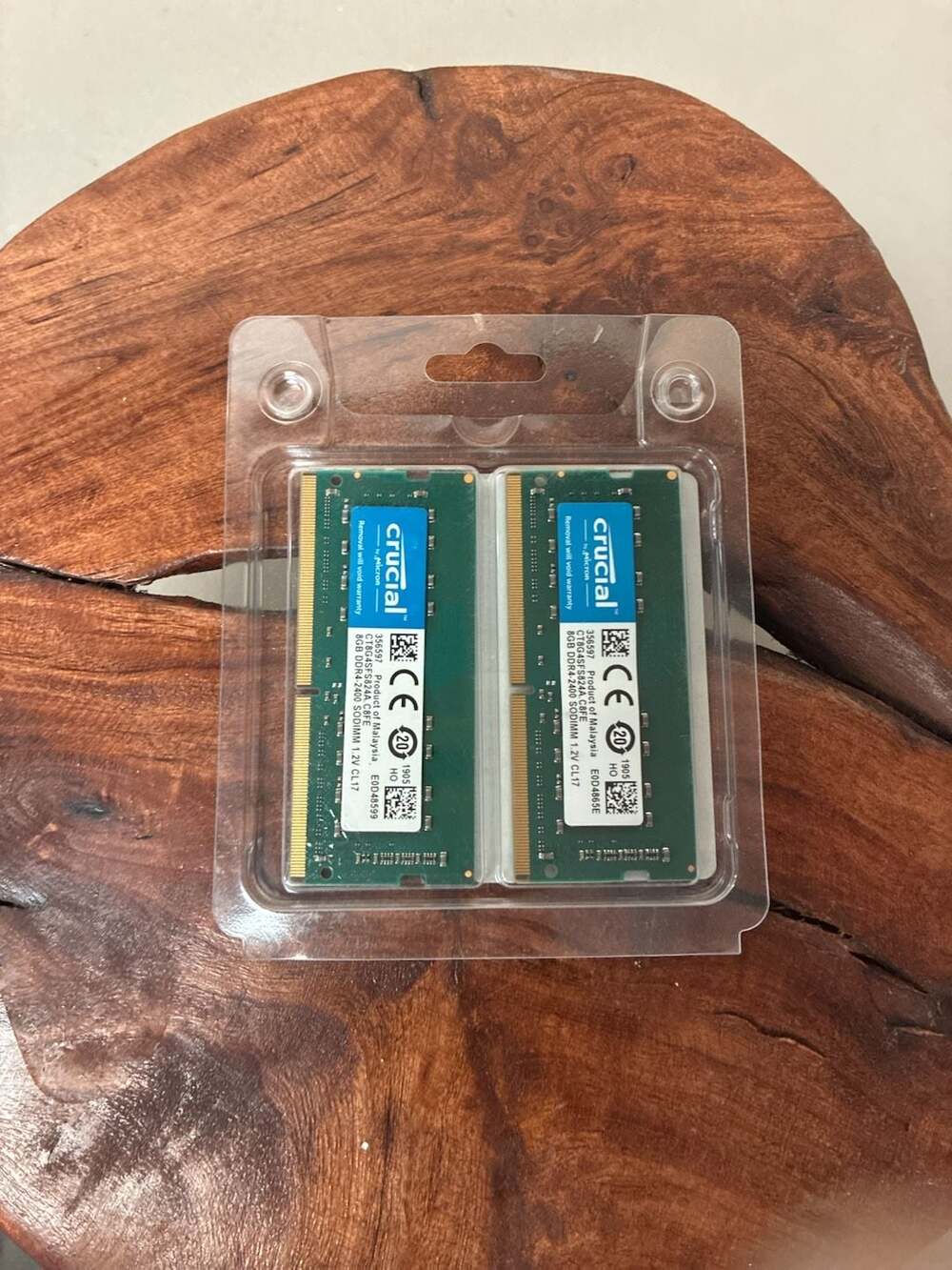 Crucial 16GB Kit (2x8GB) DDR4-2400 SODIMM Memory CT2K8G4SFS824A - Picture 2 of 2